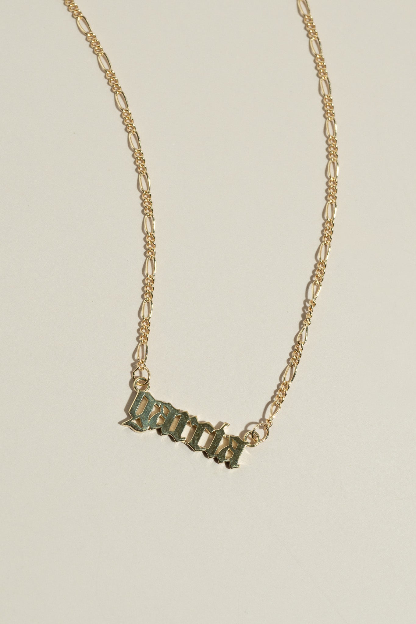 14K Old English Name Plate Necklace - Cadena Collective