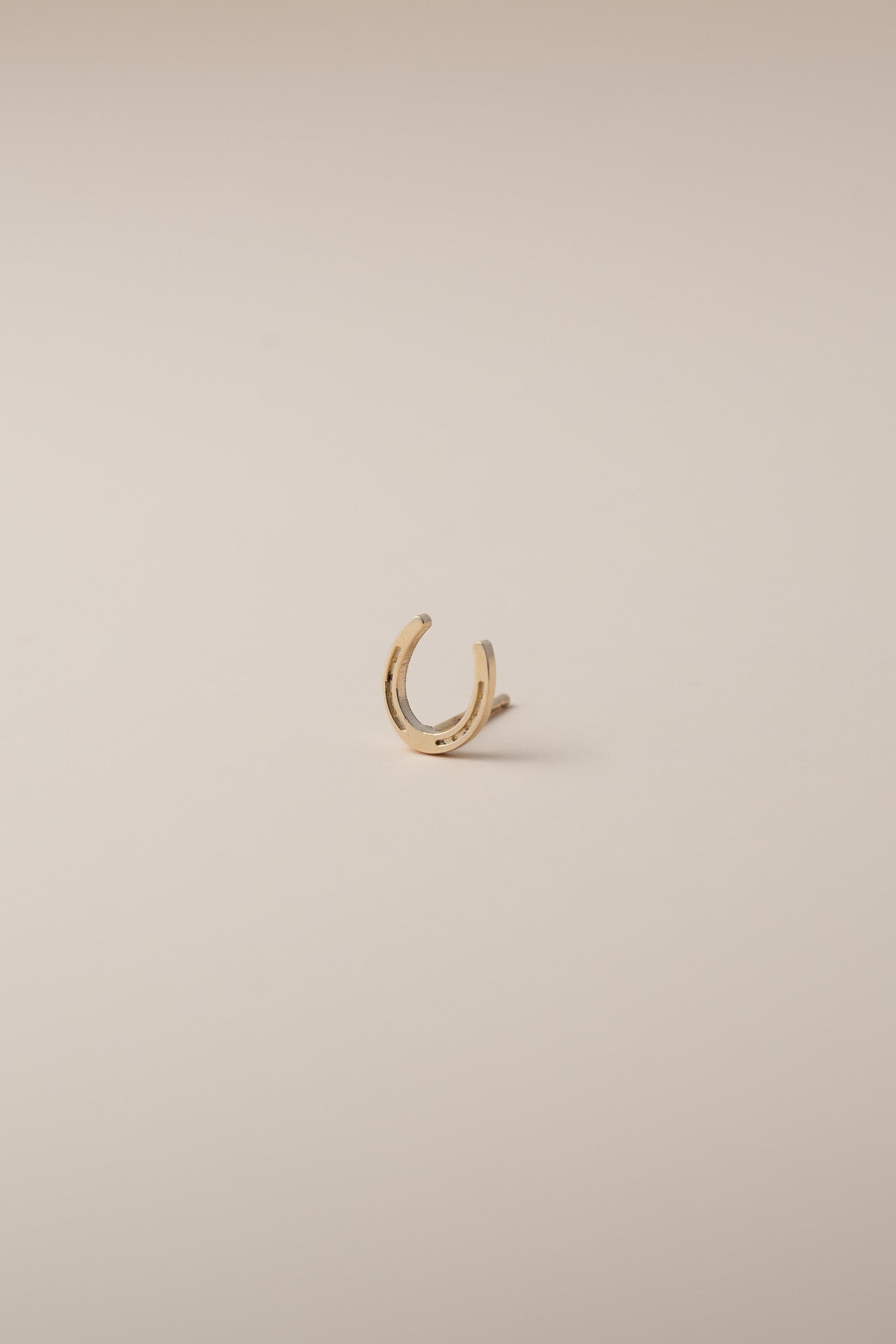 14K Thin Horseshoe Stud - Cadena Collective