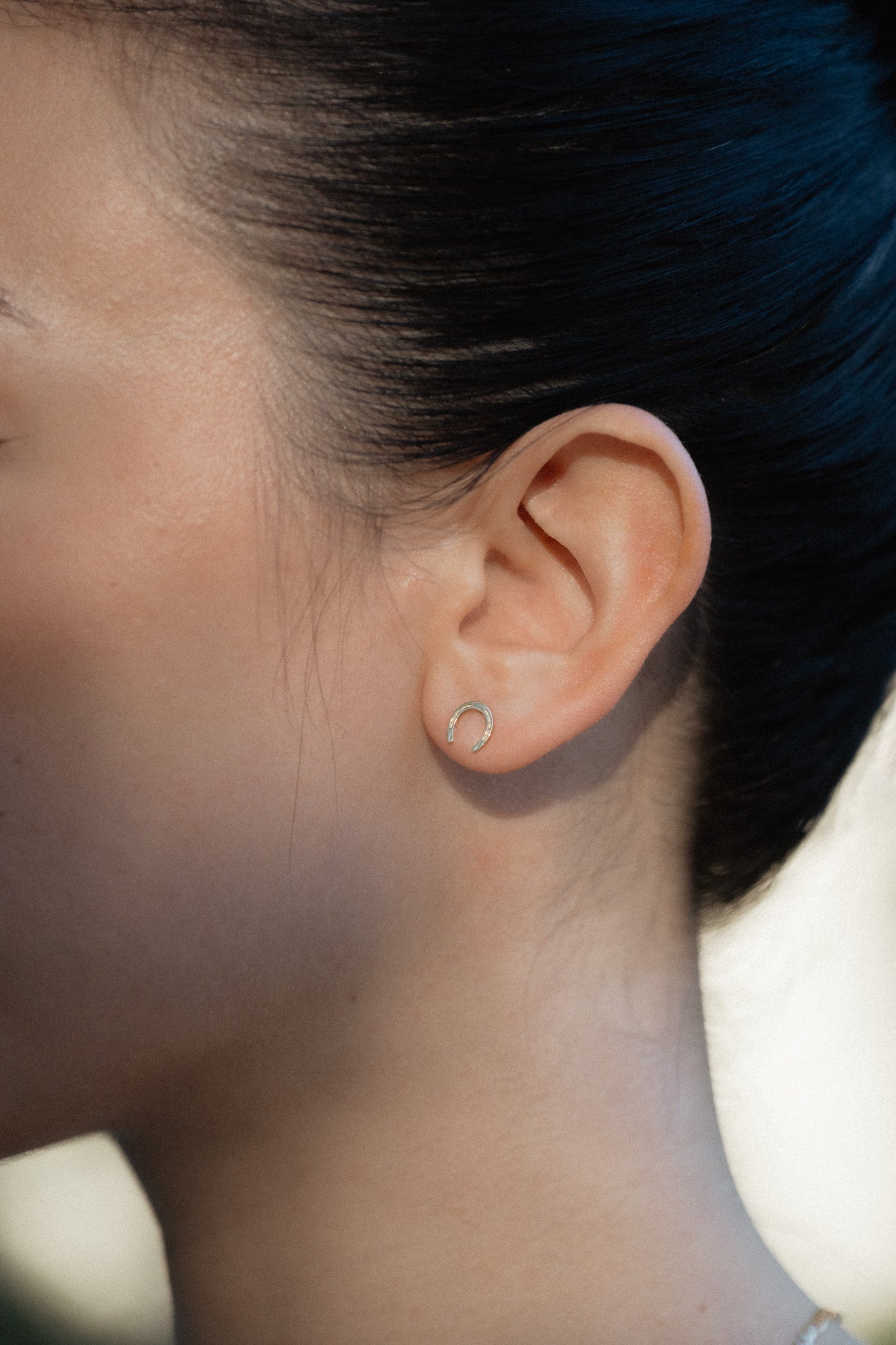 14K Thin Horseshoe Stud - Cadena Collective