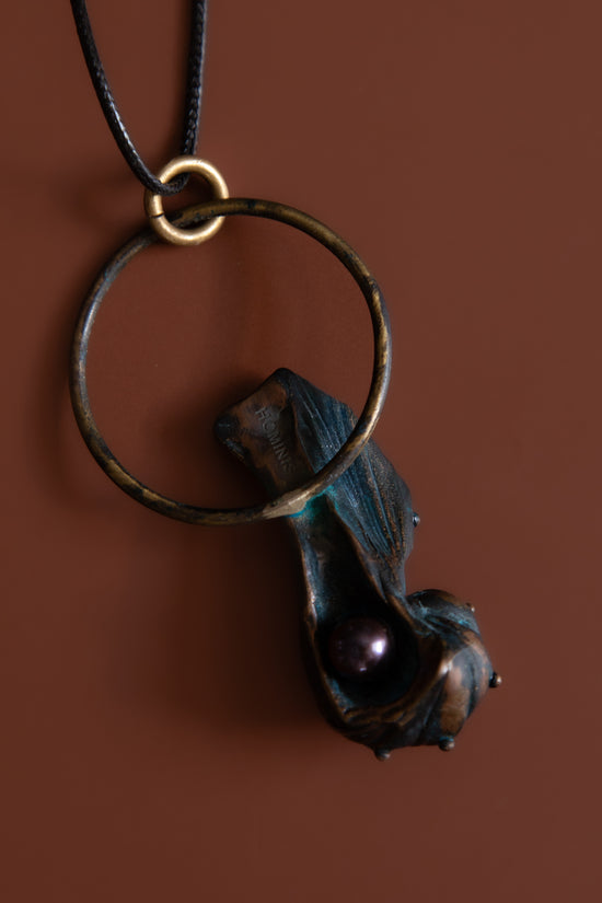 Capullo Perla Negra Pendant