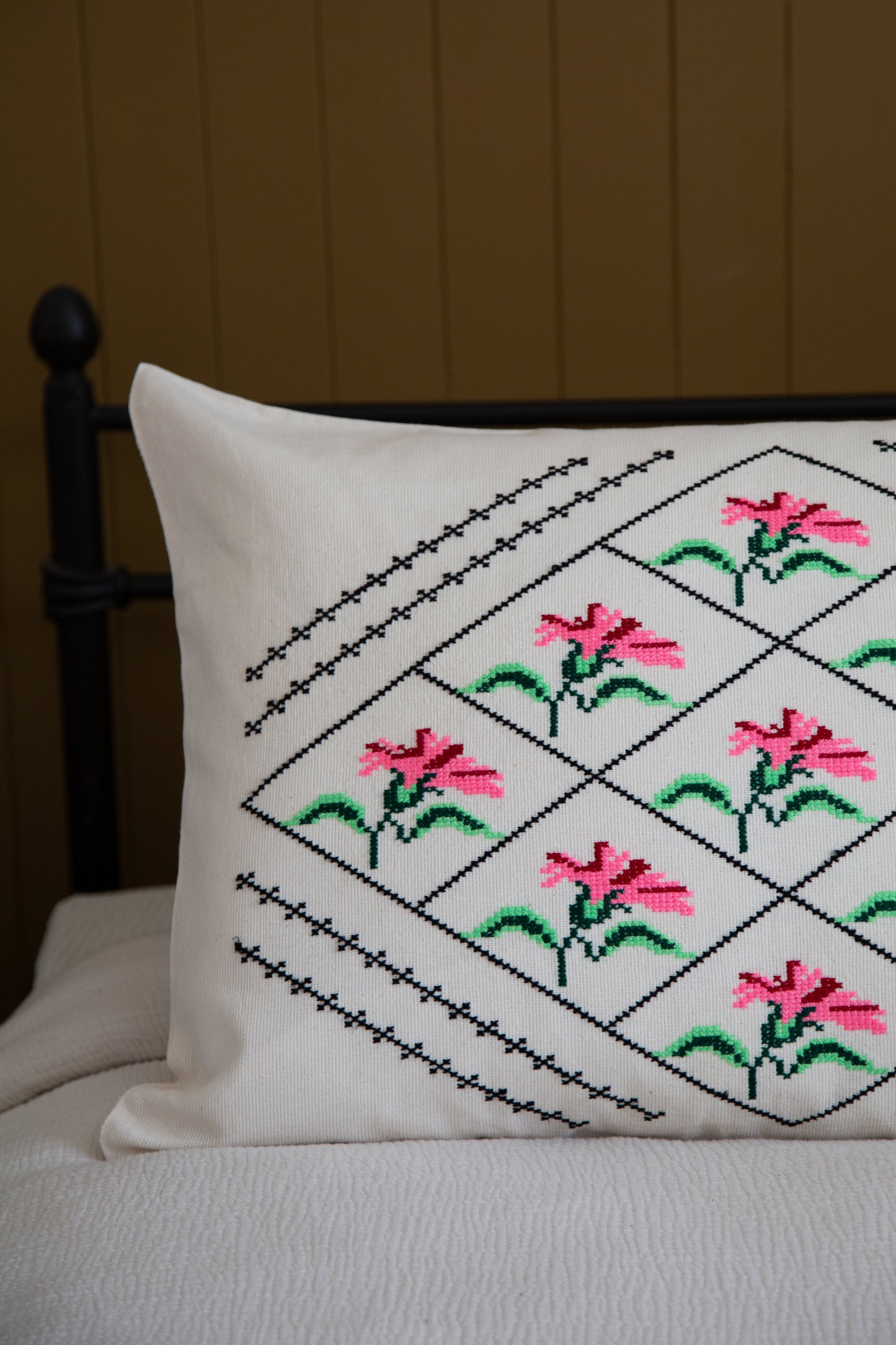 Load image into Gallery viewer, Claveles Embroidered Pillow Shams
