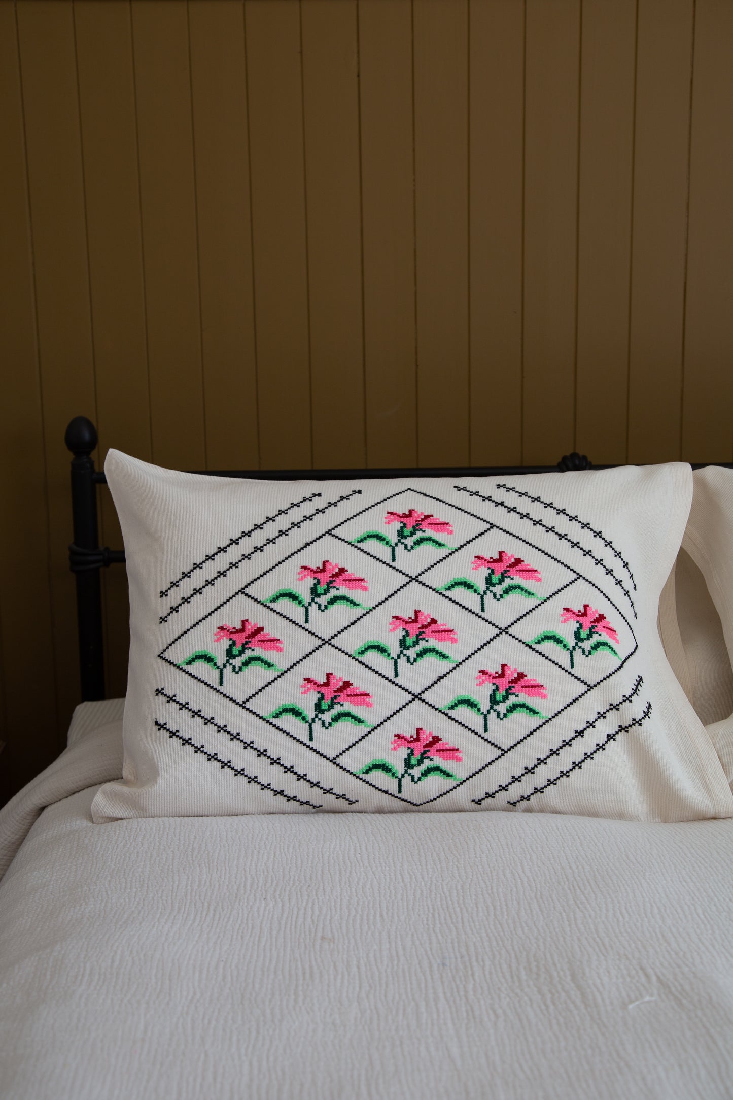 Claveles Embroidered Pillow Cases