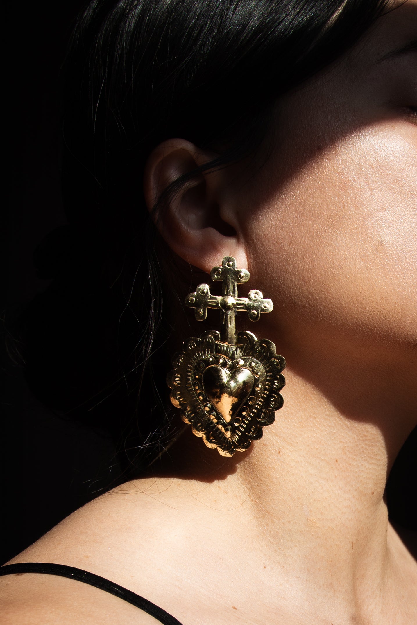 Cruz y Corazon Earrings