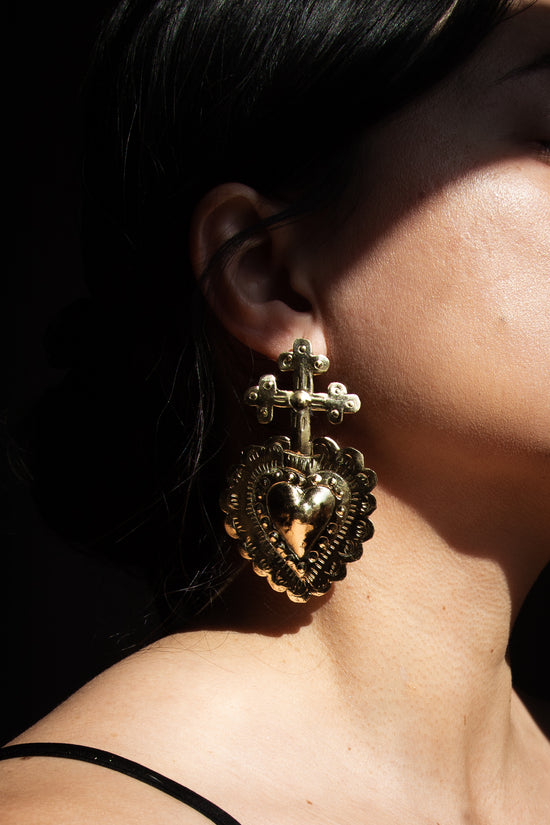 Cruz y Corazon Earrings