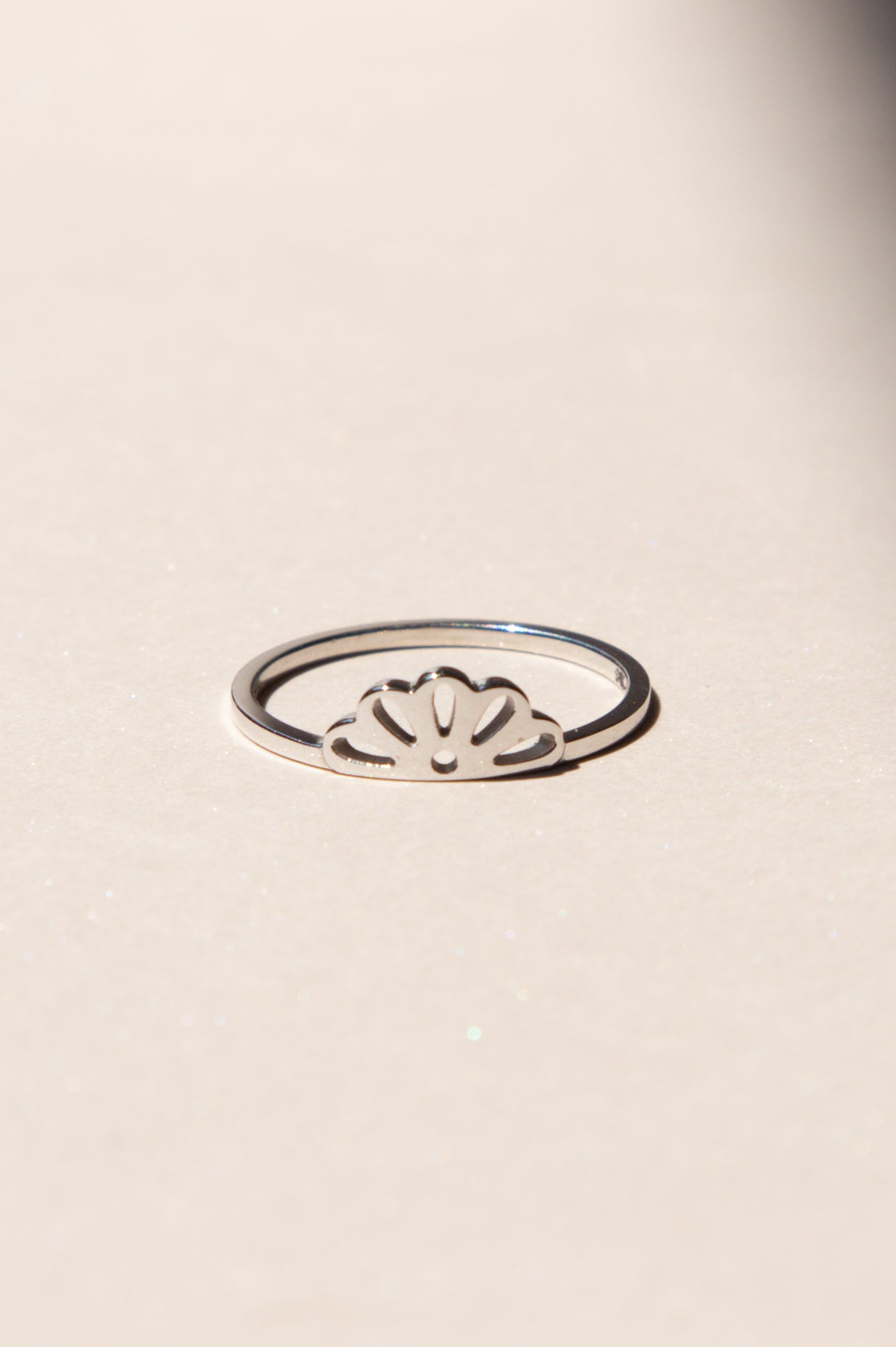 Load image into Gallery viewer, Papel Picado Flower 14K Ring
